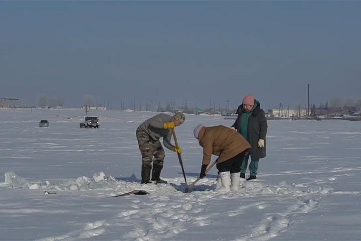 Озеро Фыркал спасали всем миром от замора 